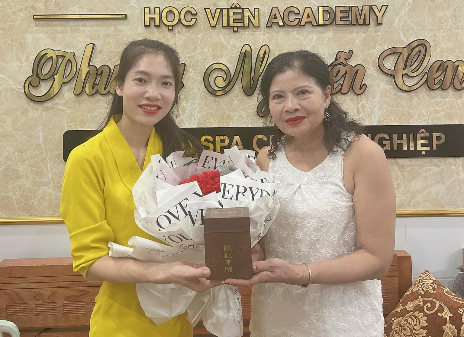 Phương Nguyễn Bicos cùng với mẹ đẻ của mình