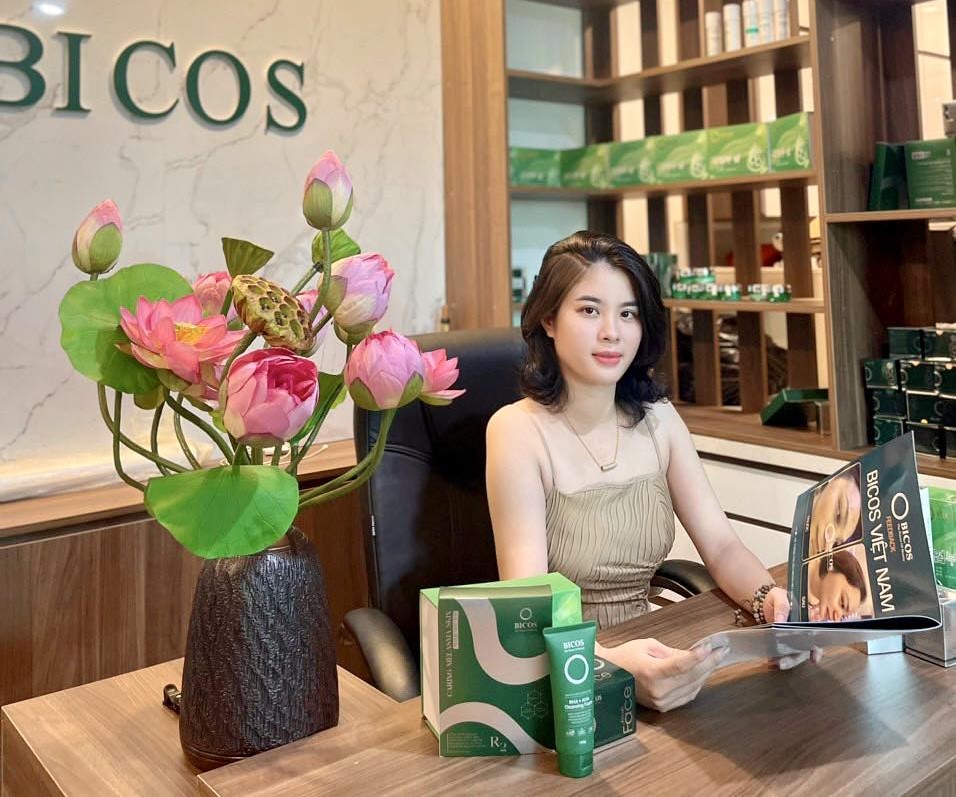 CEO Thùy Linh cùng với Hãng mỹ phẩm uy tín CHo spa BICOS